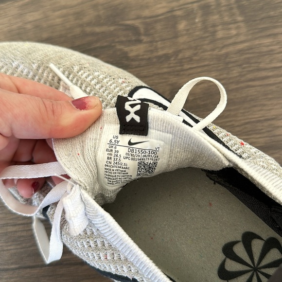 Basically New women’s Nike - Picture 2 of 2